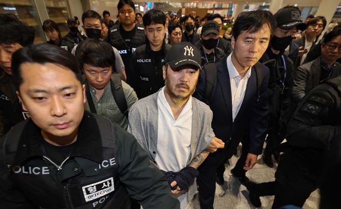 '마약왕'으로 불리던 박왕열 씨가 25일 인천국제공항을 통해 국내로 송환되고 있다. ⓒ 연합뉴스