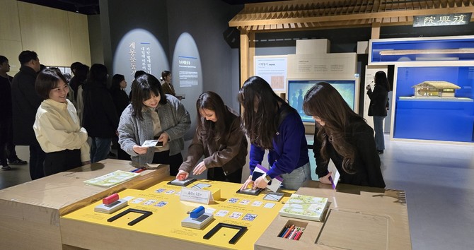 지난 24일 매헌학당 프로그램실에서 재직 5년 이하 공무원을 대상으로 '윤봉길 의사 바로알기' 교육을 실시 하고 있다. ⓒ 예산군