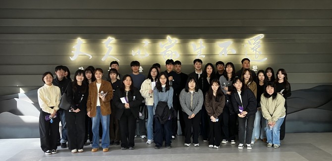 지난 24일 매헌학당 프로그램실에서 재직 5년 이하 공무원을 대상으로 '윤봉길 의사 바로알기' 교육을실시 후 기념촬영을 하고 있다. ⓒ 예산군