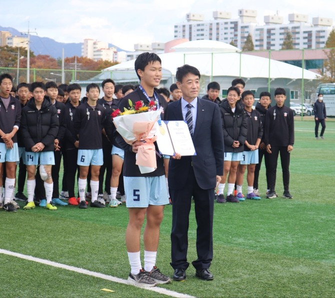 최성훈 선수가 축구대회에서 우승을 하고 기념촬영을 하고 있는 사진. ⓒ 고성군
