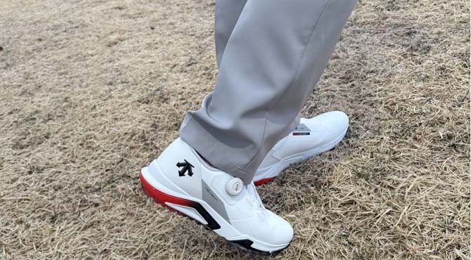최근 골프화도 패션 아이템으로 자리잡고 있는데 아크먼트 골프화는 디자인과 색상에서 눈길을 끌었다. = 김경태 기자
