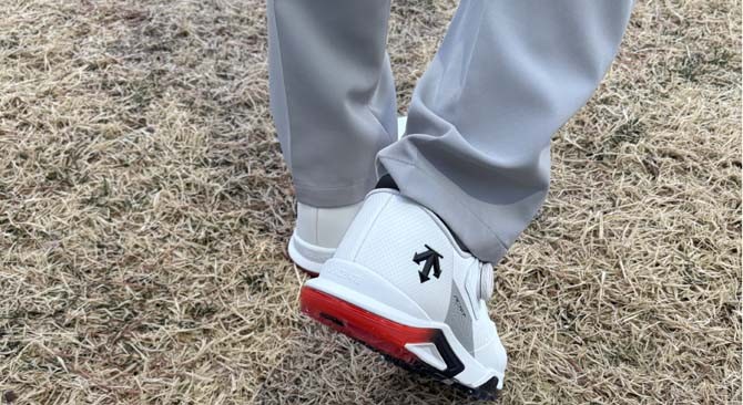 아크먼트 투어는 실제 라운딩에서 접지력이 좋아 스윙할 때 안정감을 줬다. = 김경태 기자