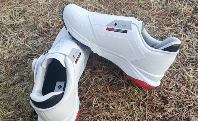 데상트가 비거리를 향상시켜주는 '아크먼트 골프화 시리즈'를 선보였다. = 김경태 기자