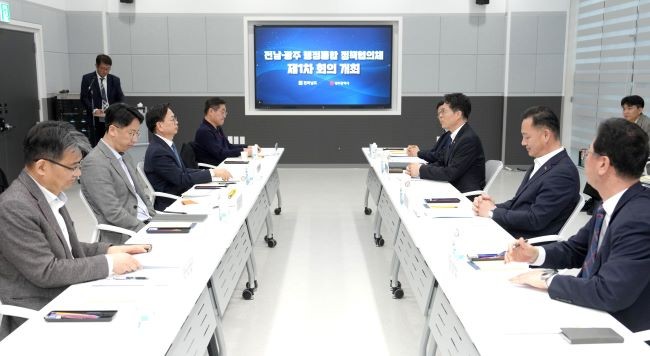 고광완 광주광역시장 권한대행과 황기연 전라남도지사 권한대행이 지난 24일 오후 나주혁신도시 복합혁신센터에서 열린 광주·전남 정책협의체 제1차회의에서 협의체 운영안과 주요 통합과제 등을 논의하고 있다. ⓒ 광주광역시