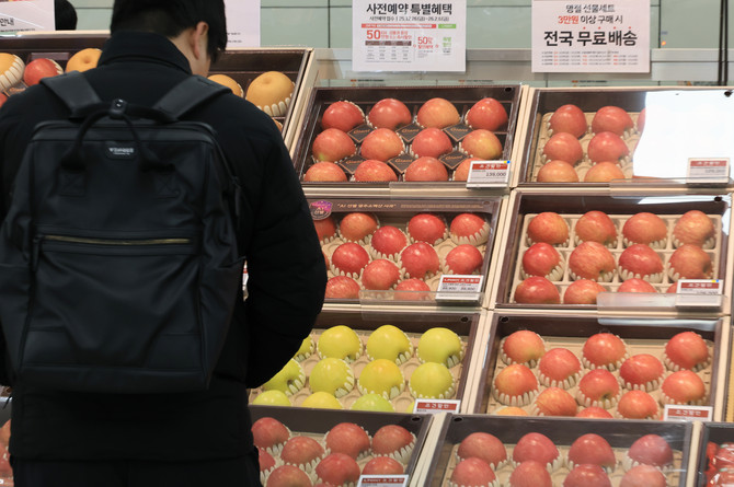 서울 시내 한 대형마트에서 쇼핑객이 사과를 살펴보고 있는 모습. ⓒ 연합뉴스