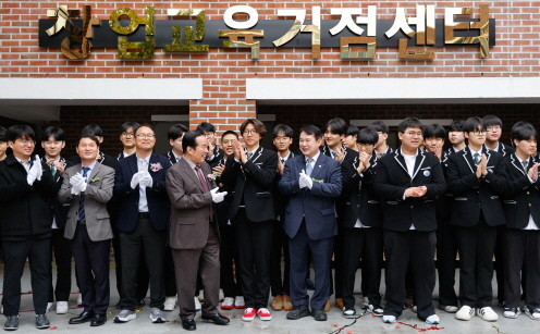 광주시교육청(교육감 이정선)은 25일 광덕고등학교에서 교육감, 교직원, 학부모, 학생 등 100여 명이 참여해 창업교육거점센터 개소식을 개최했다. ⓒ광주시교육청
