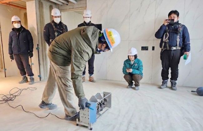 광산구가 공사 예정인 한 아파트 ‘바닥충격음 견본세대’에서 층간소음 성능 검사를 진행하고 있다. ⓒ 광산구