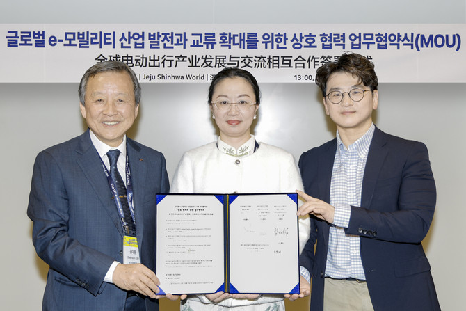 한국자동차기자협회는 중국자동차기자협회, 세계e-모빌리티협의회와 25일 제주 신화월드에서 글로벌 e-모빌리티 산업 발전과 교류 확대를 위한 상호 협력 업무협약(MOU)을 체결했다. ⓒ 한국자동차기자협회