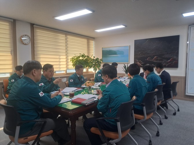 통영시가 부시장실에서 보다 효율적인 국‧도비 예산의 확보 및 활로 개척을 위해 윤인국 통영시 부시장 주재로 '2027년도 제2차 국․도비 사업 추가발굴 추진계획 보고회'를 개최하고 있다. ⓒ 통영시