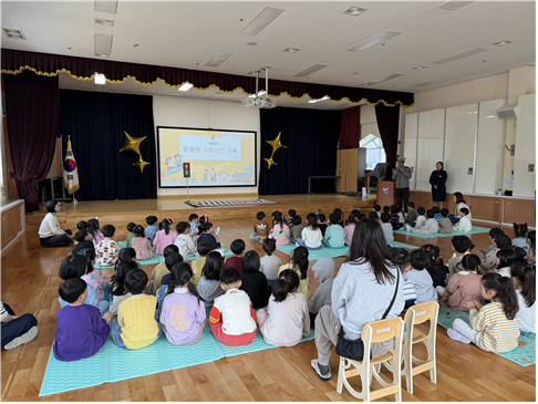 통영경찰서가 광도면 죽림리 통영유치원 원생 100명을 대상으로 녹색어머니회와 함께 어린이 교통안전교육을 실시하고 있다. ⓒ 통영경찰서