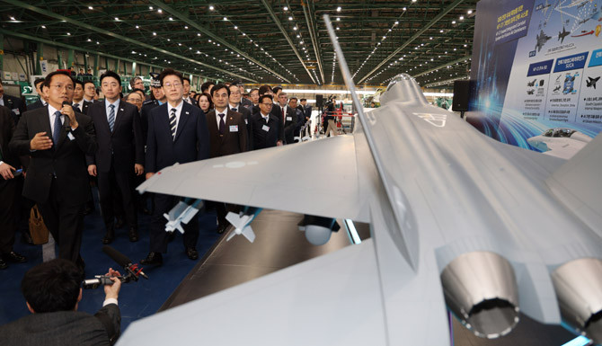 25일 출고된 KF-21 양산 1호기는 제작업체와 공군의 성능 확인 과정을 거쳐 오는 9월 공군에 실전 배치될 예정이다. ⓒ 연합뉴스