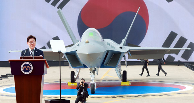 이번 KF-21 양산 1호기 출고식은 KAI를 비롯해 KF-21의 개발과 생산에 참옇나 6만4500여 명의 연구진과 기술진이 함께 이룬 결실이다. ⓒ 연합뉴스