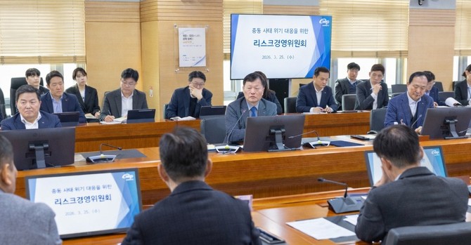 25일 충남 태안 본사에서 이정복 서부발전 사장(뒷줄 가운데)이 중동사태 장기화 대비 리스크경영위원회를 주재하고 있다. ⓒ 서부발전