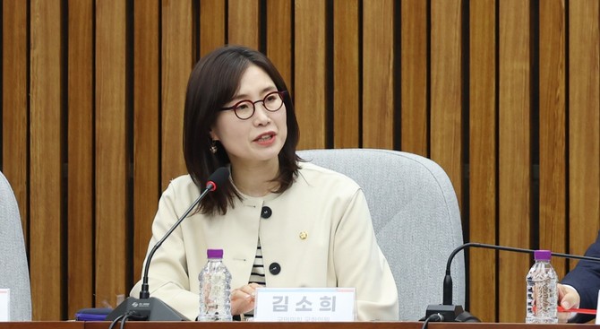 김소희 의원은 25일 국회에서 'AI 로봇과 노동의 미래: 공존인가? 종말인가?' 토론회를 개최하고 있다. ⓒ 의회사무국