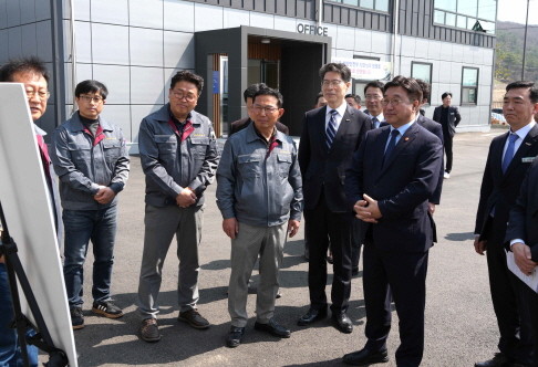 황기연 전라남도지사 권한대행이 윤호중 행정안전부 장관과 25일 함평 빛그린 국가산업단지를 방문, 현황을 청취하고 있다. ⓒ 전남도