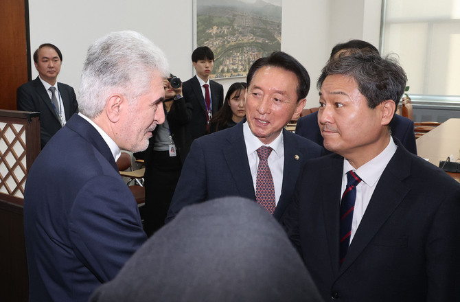 사이드 쿠제치 주한이란대사가 25일 국회에서 외교통일위원장인 국민의힘 김석기 의원, 여당 간사인 더불어민주당 김영배 의원과 인사하고 있다. ⓒ 연합뉴스