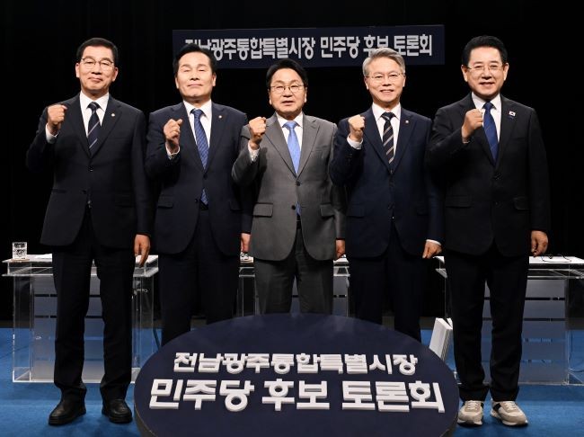 25일 광주 서구 KBC광주방송에서 열린 전남광주특별시장 민주당 경선 방송토론회 시작에 앞서 후보들이 기념사진을 찍고 있다. 왼쪽부터 신정훈, 주철현, 강기정, 민형배, 김영록 경선후보. ⓒ 연합뉴스