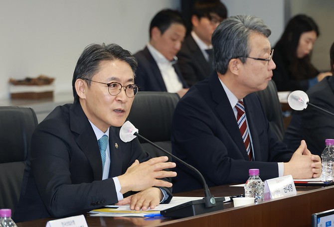 권대영 금융위원회 부위원장이 26일 오전 서울 여의도 중소기업중앙회에서 금융위원회와 국민경제자문회의가 합동으로 개최한 국민성장펀드 벤처·혁신 생태계 지원 간담회에 참석해 김성식 국민경제자문회의 부의장과 벤처·중소·중견기업 및 유관기관의 생생한 현장의견을 듣고, 정책 건의사항을 청취했다. ⓒ 금융위원회