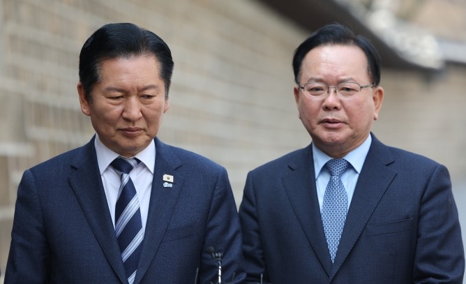 정청래 더불어민주당 대표와 김부겸 전 국무총리가 26일 서울 중구 달개비에서 회동을 마친 뒤 취재진에게 내용을 설명하고 있다. ⓒ 연합뉴스