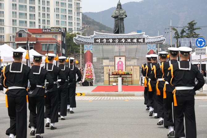 창원시가 진해군항제를 맞아 충무공 이순신 장군의 호국정신을 기리는 '이충무공 추모대제'를 개최하고 있는 사진. ⓒ 창원시