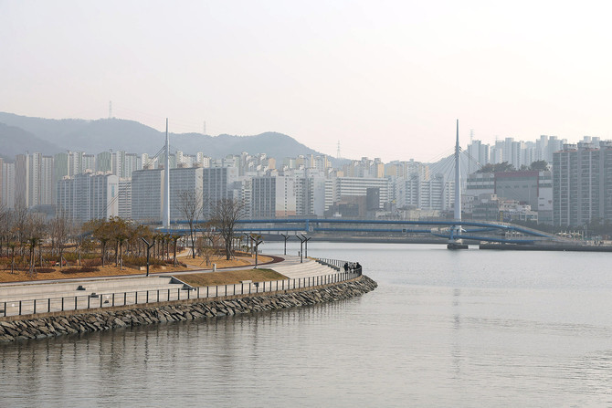 창원시가 개방하는 마산해양신도시(서항지구) 도시개발사업 구역 중 시민 이용이 가능한 해안산책로 및 테마별 녹지공간 현장 전경. ⓒ 창원시