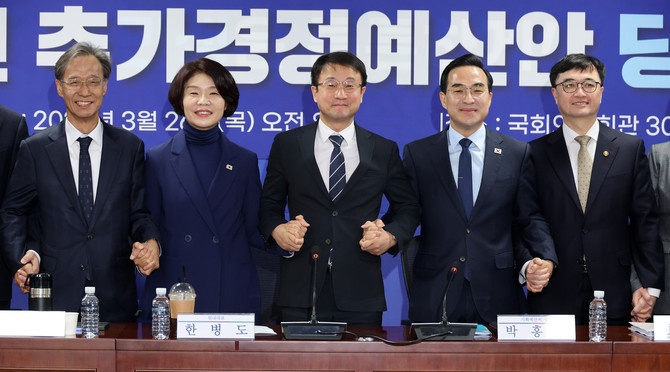 한병도 더불어민주당 원내대표·박홍근 기획예산처 장관 등이 26일 국회에서 열린 '2026년 추가경정예산안 당정 협의'에 참석해 손을 맞잡고 있다. ⓒ 연합뉴스