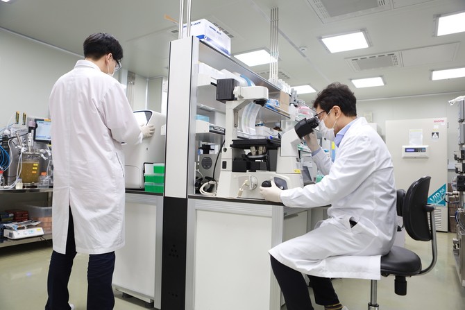 SK케미칼 연구원이 오픈이노베이션 기반 신약 후보물질 분석을 진행하고 있다. © SK케미칼