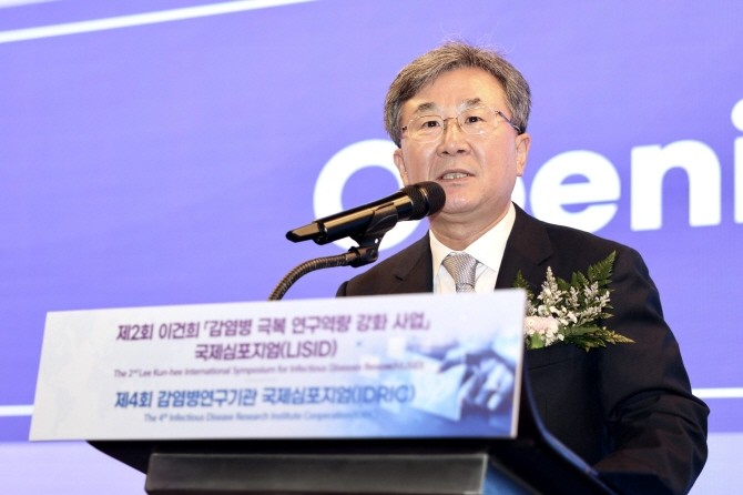 질병관리청과 국립중앙의료원은 26일부터 이틀간 서울 JW 메리어트 동대문 스퀘어에서 제2회 이건희 '감염병 극복 연구역량 강화 사업' 국제심포지엄(LISID)과 제4회 감염병연구기관 국제심포지엄(IDRIC)을 연이어 개최한다고 밝혔다. © 국립중앙의료원