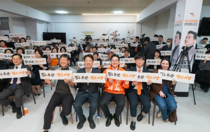 개혁신당 정이한 부산시장 후보 선거캠프에 이준석 대표, 함익병 총괄선대위원장을 비롯해 출마 예정자와 지지자들이 모여 지방선거 승리 구호를 외치고 있다. ⓒ 개혁신당 부산시당