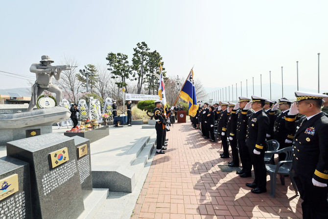 창원시가 천안함 피격사건 16주기에 진해구 진해루 해변공원에 위치한 고(故) 한주호 준위 동상 앞에서 나라를 위해 헌신한 고인의 희생정신을 기리기 위한 '고 한주호 준위 추모행사'를 개최하고 있다. ⓒ 창원시
