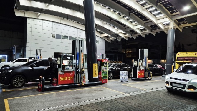 서울 시내에 있는 한 주유소에서 고객들이 주유를 하고 있다. = 조택영 기자