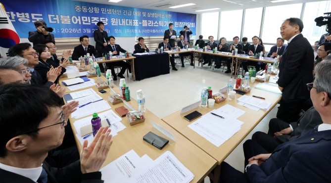 한병도 더불어민주당 원내대표가 27일 경기도 광주의 한 플라스틱 제조업체에서 열린 기업 현장간담회에서 중소기업들의 애로사항을 청취하고 있다. ⓒ 연합뉴스