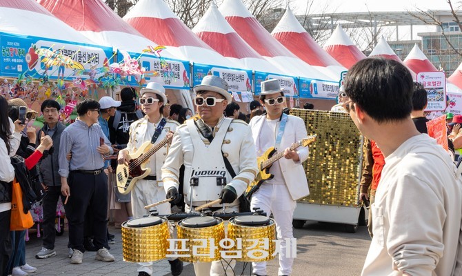 26일 '제28회 논산딸기축제'에서 퍼레이드 공연팀이 악기 연주와 퍼포먼스를 선보이며 축제 분위기를 달구고 있다. ⓒ 프라임경제