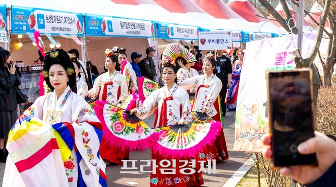 26일 '제28회 논산딸기축제'에서 퍼레이드에 참가한 팀 화려한 한복 의상을 입고 거리 공연을 펼치며고 있다. ⓒ 프라임경제