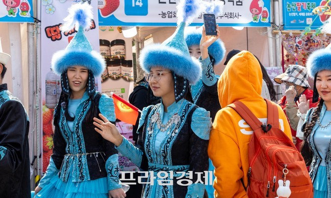 26일 '제28회 논산딸기축제'에서 퍼레이드에 참가한 몽골팀들이 화려한 의상을 입고 거리 공연을 펼치며 축제 분위기를 한껏 끌어올리고 있다. ⓒ 프라임경제