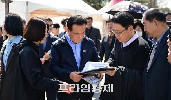 백성현 논산시장이 26일 2026 논산딸기축제 기간 동안 축제장에 '열린시장실'을 마련하고 현장 행정을 진행하고 있다 . ⓒ 프라임경제