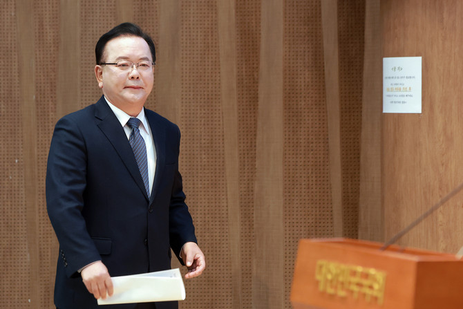 김부겸 전 국무총리가 국회 소통관에서 대구시장 출마를 선언하기 위해 기자회견장으로 향하고 있다. ⓒ 연합뉴스