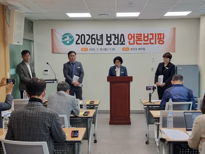 이을희 보건소장이 보건소 회의실에서 '사각지대 없는 전 생애 건강' 보장을 위해 통합건강관리지원센터 조성 등에 관한 언론브리핑을 하고 있다. ⓒ 고성군