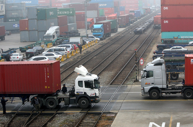 의왕내륙컨테이너기지 2터미널 기차 선로 위로 화물차량이 오가고 있다. ⓒ 연합뉴스