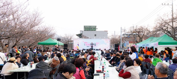 김윤철 합천군수를 비롯해 조삼술·신명기 군의원, 송성수 봉산면 노인회분회장 등 각급 기관·사회단체장과 군민, 관광객들이 봉산면 백리벚꽃길 일원에서 '제7회 합천벚꽃음악회'를 개최하고 있다. ⓒ 합천군