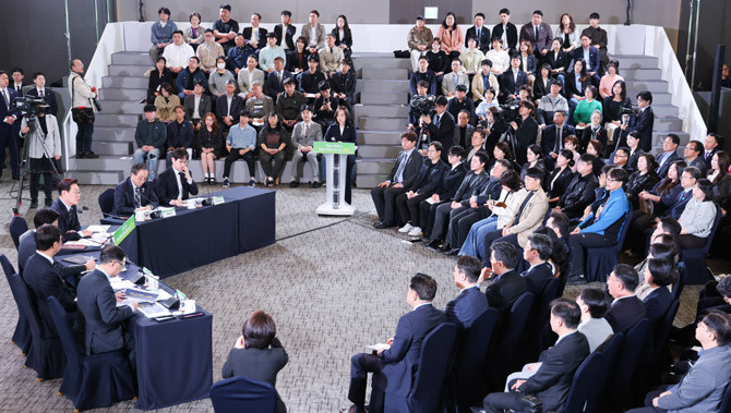 이 대통령은 "비극을 평화와 아름다움으로 치환하고 있다"며 "아름다운 제주도, 더 아름답게 만들면 좋겠다"고 했다. ⓒ 연합뉴스