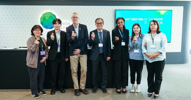 녹색기후기금 인증위원회와 아시아산림협력기구 사무국이 기념사진을 촬영하고 있다. ⓒ 산림청