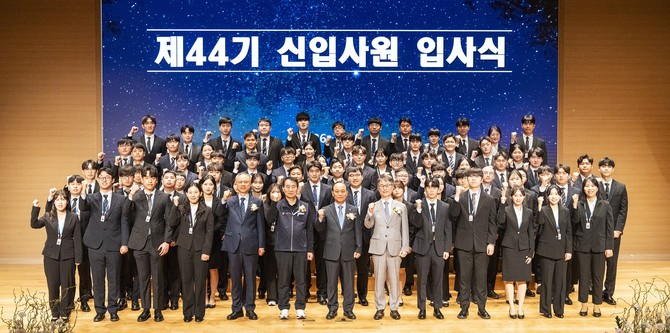 신입사원들이 특별 안전교육을 실시한 후 안전다짐 서약서를 작성하고 안전 실천을 다짐하며 기념촬영을 하고 있다. ⓒ 중부발전