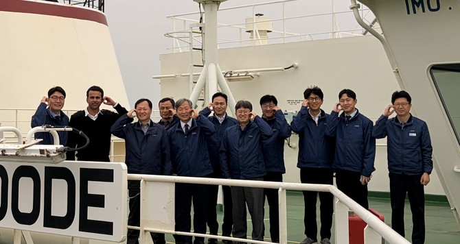 30일 구미가스복합발전소용 호주산 액화천연가스 6만톤 입항이 이뤄지는 가스공사 평택 액화천연가스(LNG) 생산인수기지를 방문해 가스공사와 개별요금제로 계약한 초도 물량을 점검했다. ⓒ 서부발전