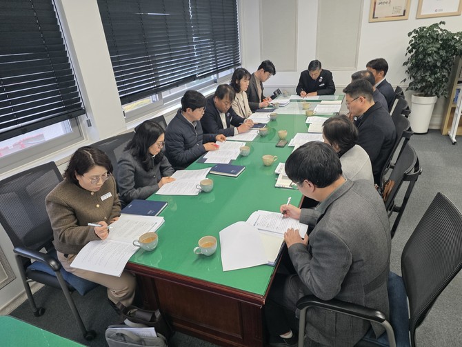 남해군이 최근 중동지역 정세 불안에 따른 에너지 수급 및 물가 상승 우려에 대응하기 위해 비상경제대응 TF를 구성하고 회의를 하고 있다. ⓒ 남해군