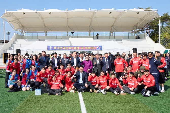 통영시가 '제10회 경남도축구협회장기 동호인 축구대회'를 지난 28일부터 29일까지 산양스포츠파크 및 용남·평림생활체육공원에서 개최하고 있다. ⓒ 통영시