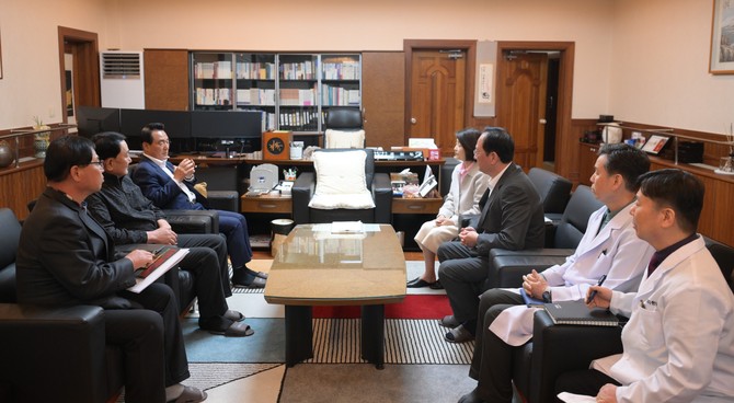 ㈜한국신약을 방문해 지역 기업의 애로사항을 청취하고 있다. ⓒ 논산시