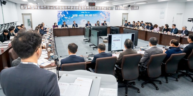 지난 30일 김기웅 군수가 보령시청에서 하루동안 근무하는 '1일 교환 군수·시장' 행사를 진행하고 있다. ⓒ 서천군