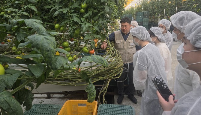 지난 27일부터 28일까지 1박 2일 일정으로 진행한 '2026년 청년 창농 희망 귀농 투어'를 진행하고 있다. ⓒ 홍성군