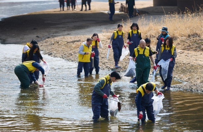 창립 50주년을 맞은 HDC그룹은 파크하얏트서울 총지배인을 비롯한 호텔HDC와 IPARK현대산업개발 경영본부 임직원들, 서울시 노원구자원봉사센터, 중랑천 환경센터 직원들과 함께 서울시 노원구 중랑천 일대의 환경 정화 봉사활동을 진행했다. Ⓒ IPARK현대산업개발